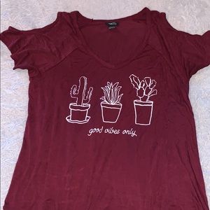 Burgundy shirt with cutout sleeves